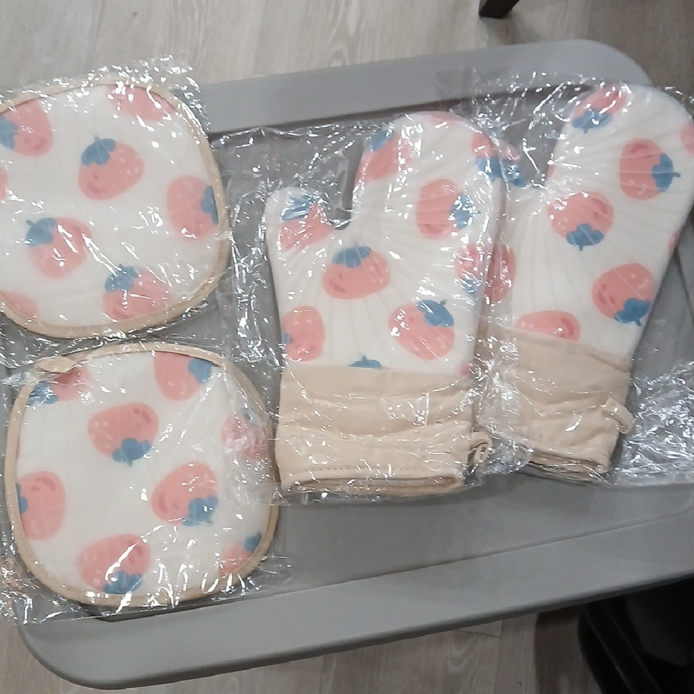 Charming Strawberry Print Oven Mitts and Pot Holders Set